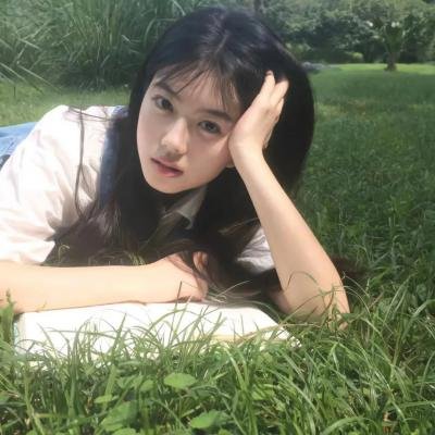 落在她身边